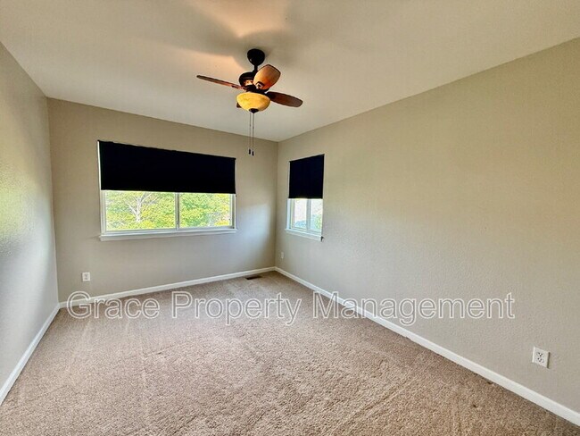 Building Photo - 624 Hayloft Way