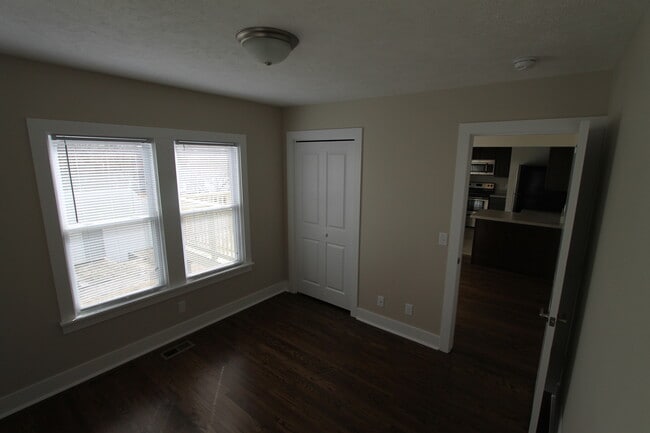 Building Photo - Large 3 bedroom with Open Floor Plan! Close to all the shopping and dining of Aksarben! Close to ...