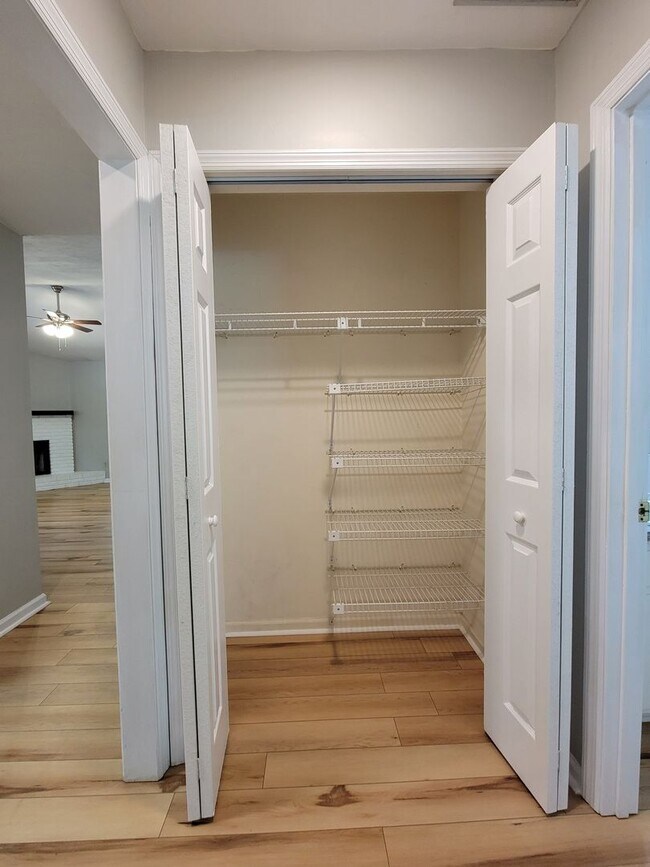 Building Photo - 2 bedroom/ 2 bath duplex for rent in NE Tallahassee, woodfloors, fenced back yard available Augus...