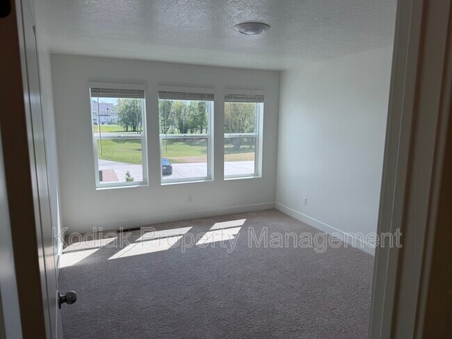 Building Photo - 229 W 925 N