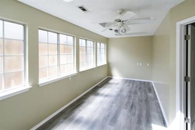 Building Photo - Spacious duplex in Fayetteville!