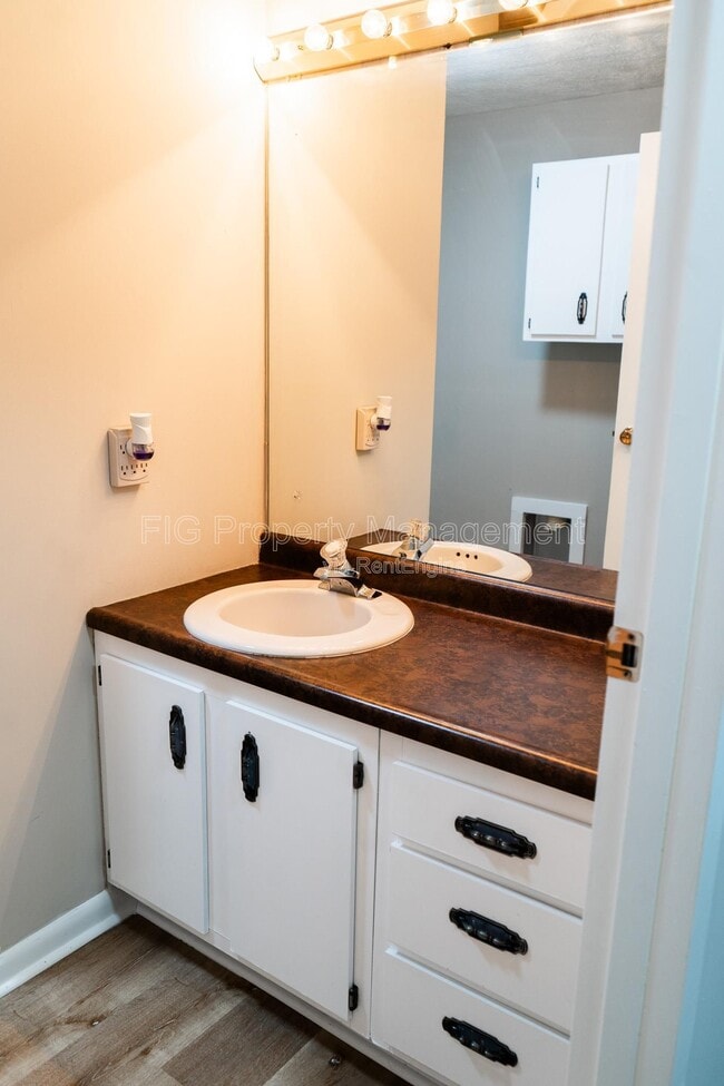 Building Photo - 1816 Lively Rd