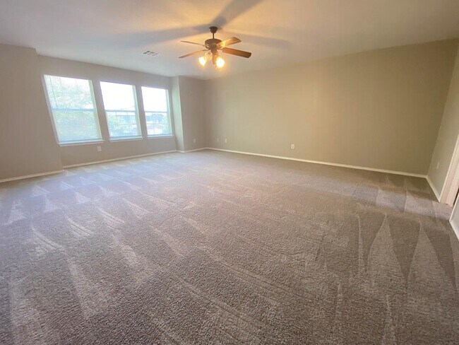 Building Photo - 330 Mistletoe Ln