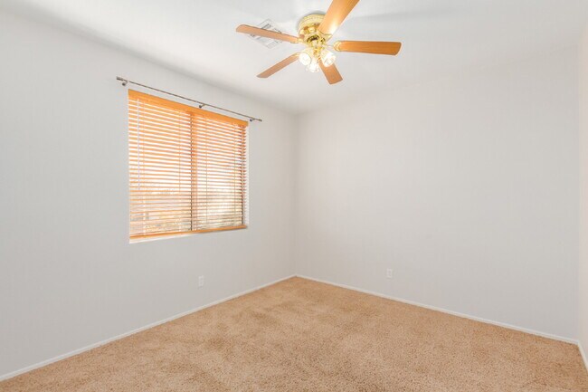 Building Photo - 1462 W. Roadrunner Dr.