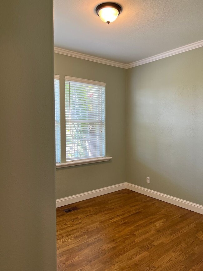 Building Photo - Prospects Heights Charmer 3bd / 2.5ba House