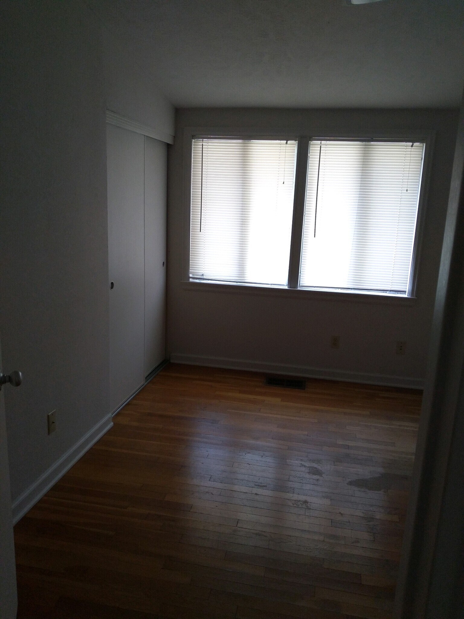 Smaller bedroom - 107 Chestnut St