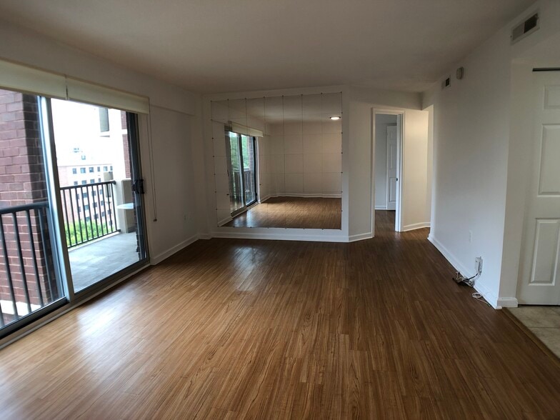 Building Photo - 1300 Army Navy Dr