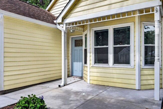 Building Photo - Charming 2Bed Near Piney Green & Camp Lejeune