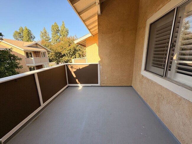 Building Photo - ***MOVE-IN SPECIAL*** AVAILABLE NOW! 2 Bedroom 2 bathroom upstairs unit located in Ontario