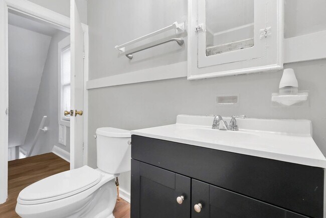 Building Photo - 1038-1040 Forest St