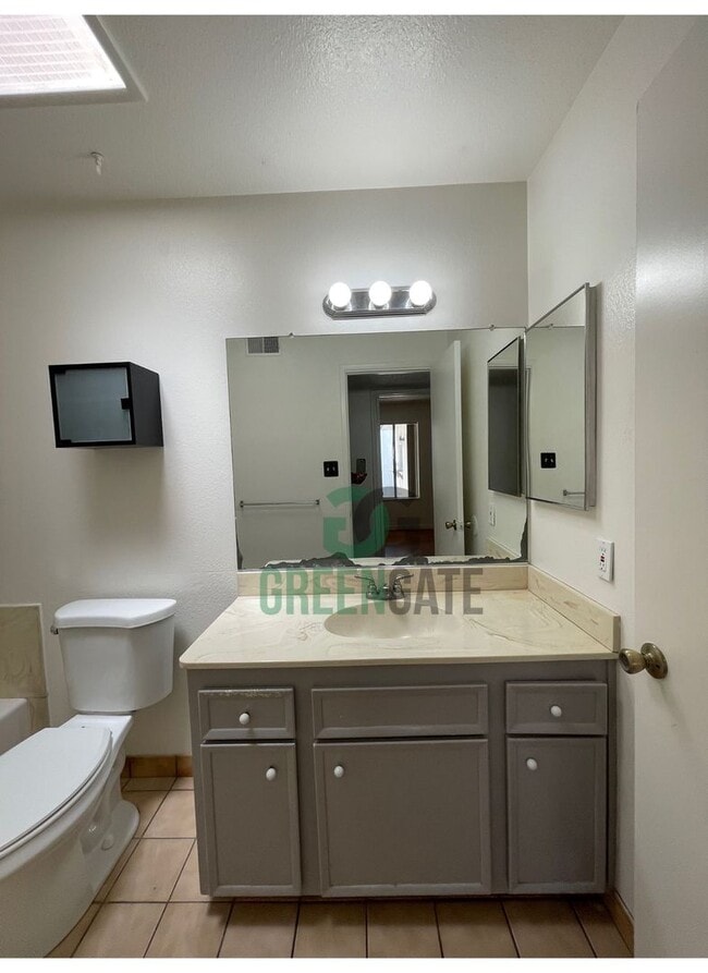 Building Photo - 3 BEDROOM 2 BATH HOME MOVE IN READY IN MODESTO!