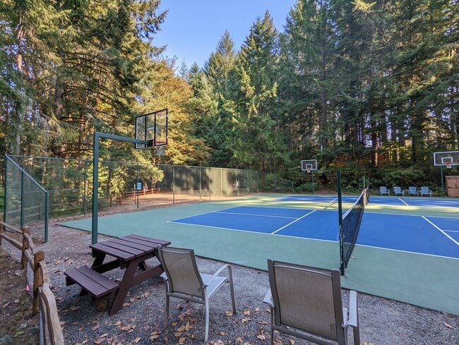 Building Photo - Private 1 bed/1 bath Cabin in gated resort with view of Rainier