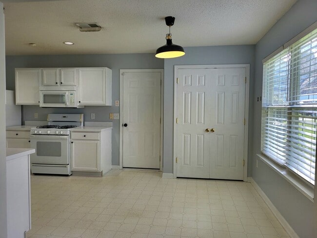 Building Photo - 3 bedroom home in Highland Creek