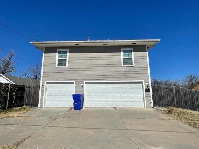 Building Photo - 2 Bed / 2 Bath Apartment with 3-Car Garage – Central Norman – Available Now!