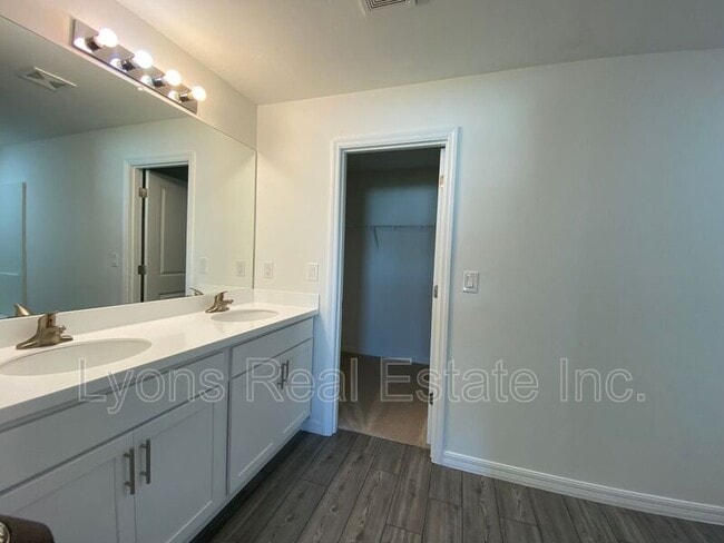 Building Photo - 2744 NE 5th Pl