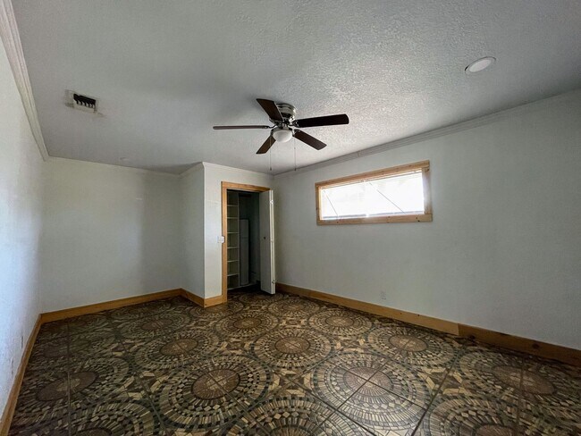 Building Photo - Cozy?Charm Meets Modern Luxury – Your Perfect Ranch-Style Retreat in Lamesa!