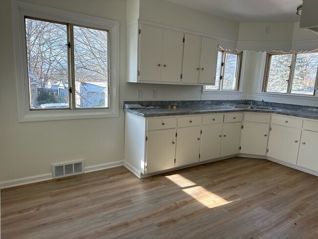 Building Photo - 809 Lakewood Blvd