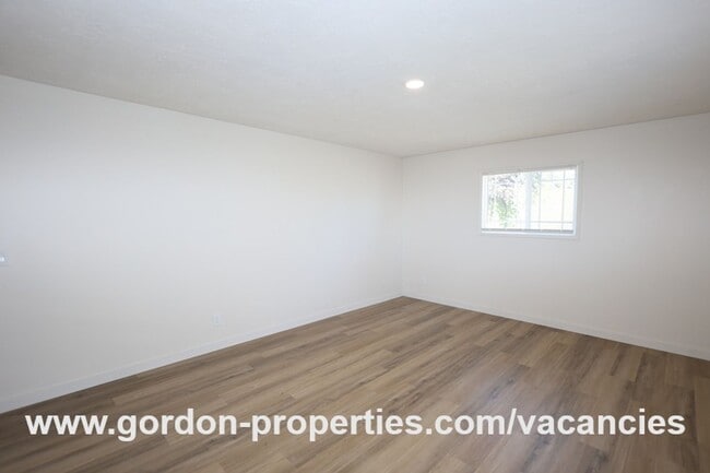 Building Photo - Saint Helens OR - upstairs flat 2 bedroom unit in duplex