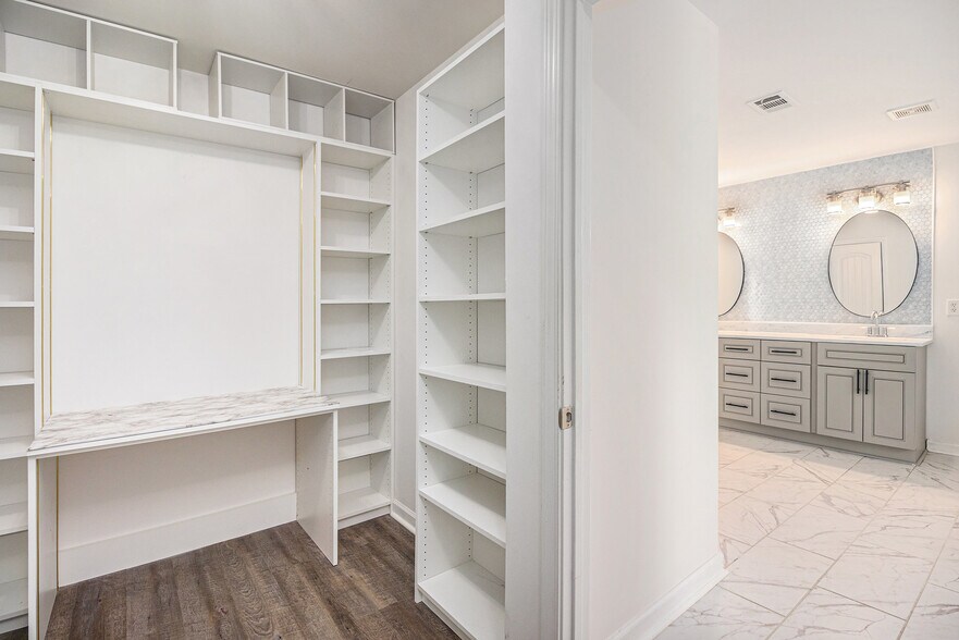 Building Photo - 726 Ivy Chase Loop