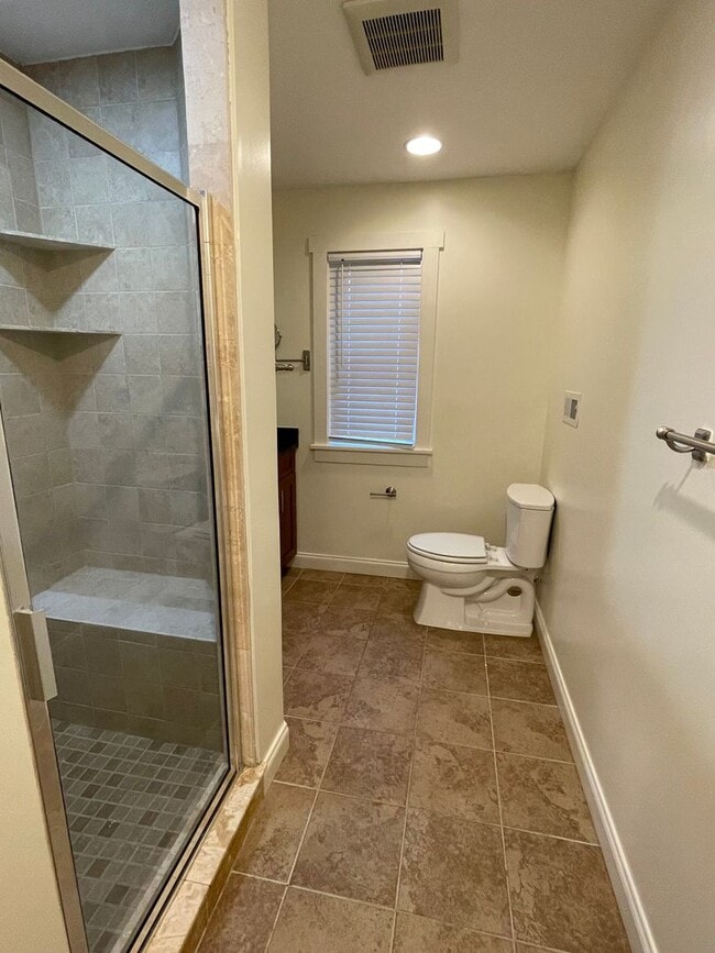 Building Photo - Super Convenient Kenilworth Location! 3 Be...