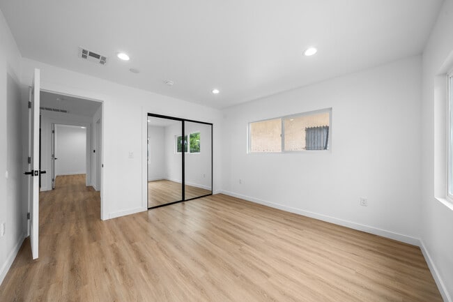 Building Photo - 1537 N Kingsley Dr