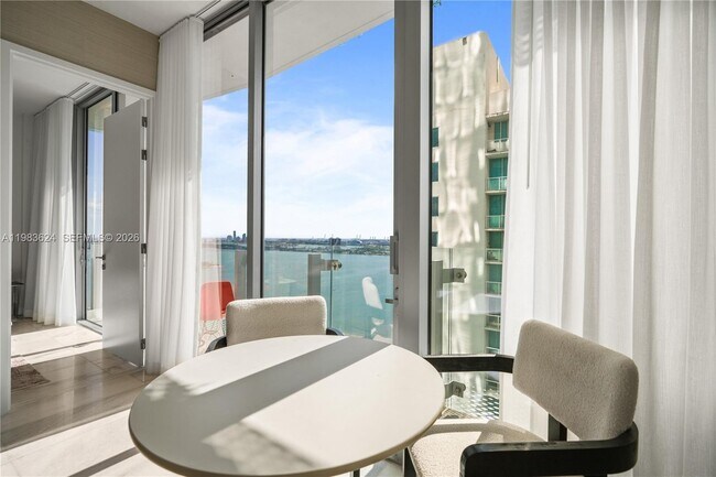 Building Photo - 700 NE 26th Terrace