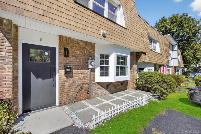 Primary Photo - 8 Roundtree Ct