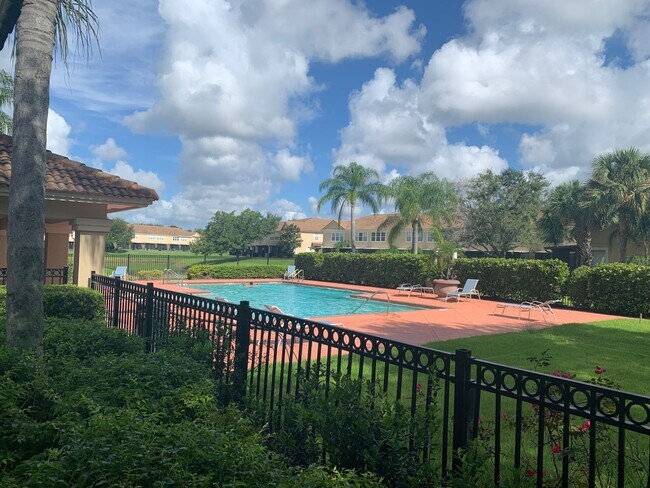 Building Photo - $1,690 2 BED / 2.5 BATH - 2 Story Townhouse