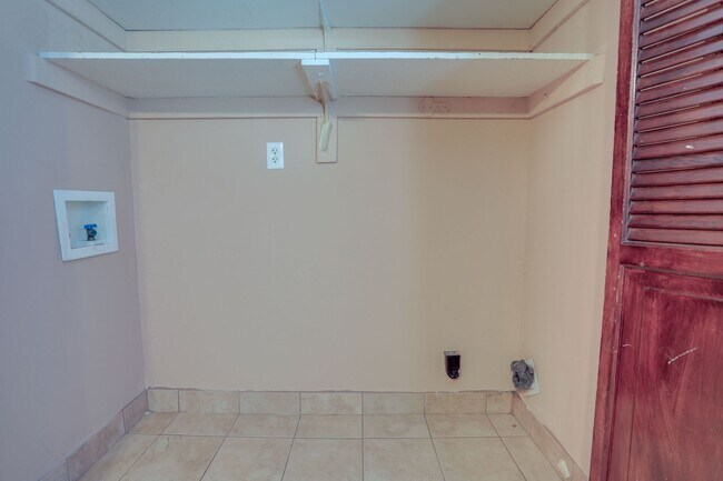 Building Photo - 492 Tamarack St