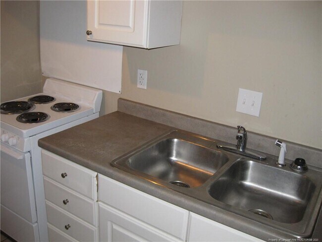 Building Photo - 1511 Fort Bragg Rd