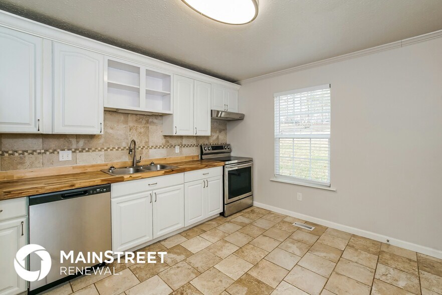 Building Photo - 1616 Summerhill Dr