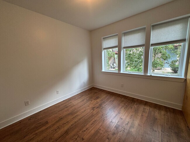 Building Photo - Beautiful 2 bed /1 bath condo in desirable Germantown - walking distance to coffee shops, restaur...