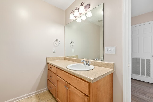 Building Photo - 33 Courtyard Way