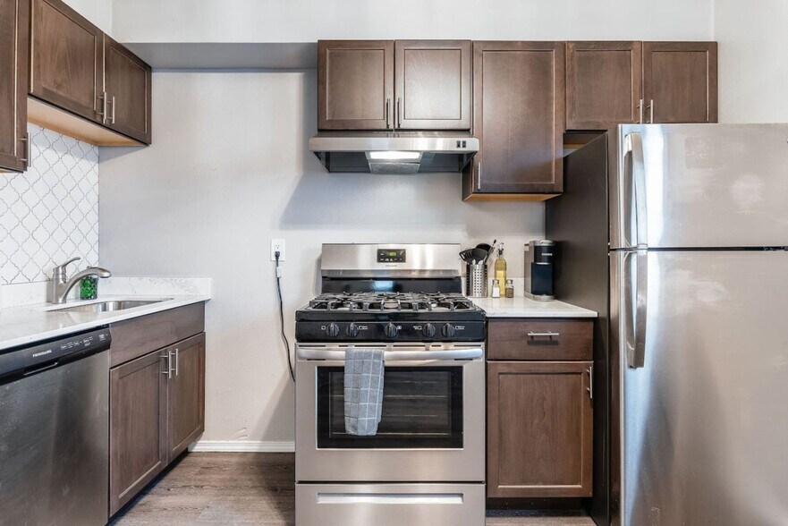 Building Photo - 1805 S Yakima Ave