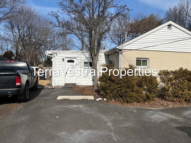 Building Photo - 1881 Williamstown Erial Rd