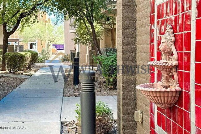 Building Photo - 2010 E River Rd