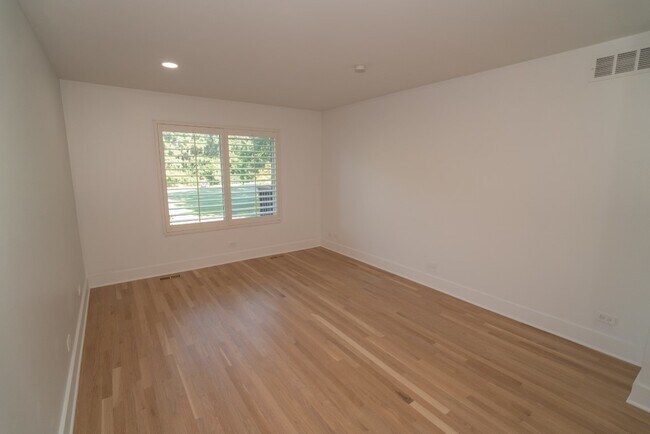 Building Photo - 656 Golf Ln