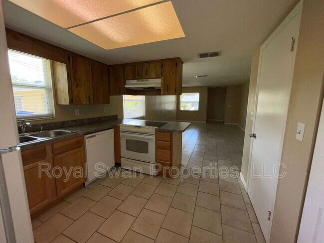 Building Photo - 726 Zella Ln