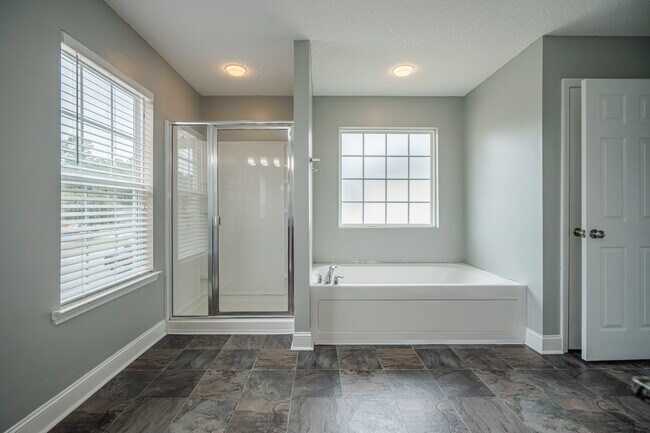 Building Photo - 717 Highgrove Ct