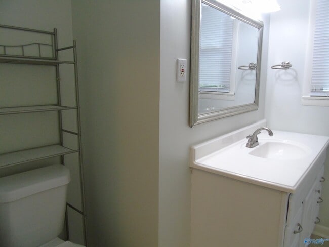 Building Photo - 704 Graycroft Dr SW