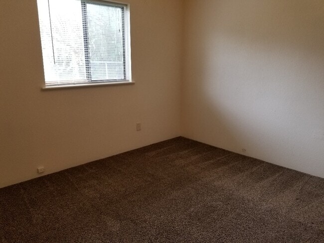 Building Photo - 1685 Cloverlawn Dr