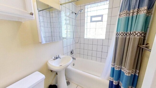 Building Photo - 4240 N Clarendon Ave