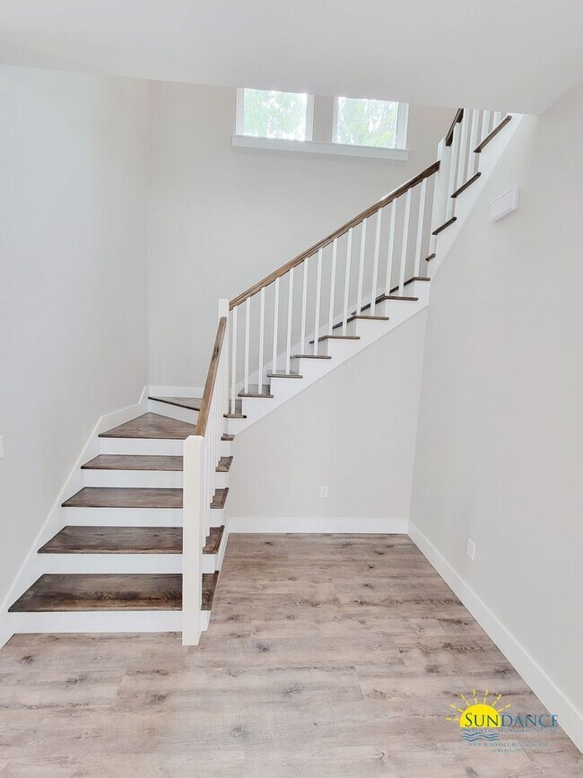 Building Photo - Stunning 3 Bedroom Home in SRB!