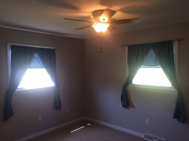 Building Photo - 3 Bed 2 Bath Home