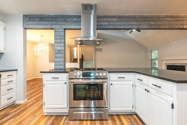 Building Photo - Newly Renovated 4 Bed / 3.5 Bath in Tulsa ...