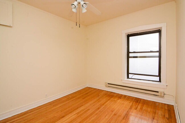 Building Photo - 822 W Waveland Ave