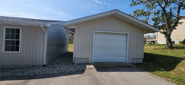 Building Photo - 330 Hillcrest Dr