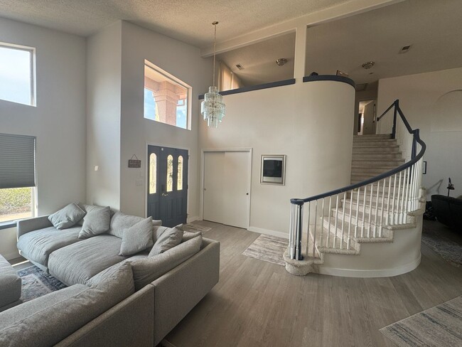 Building Photo - Fully Updated 3BR/2.5BA in Desirable Lampl...
