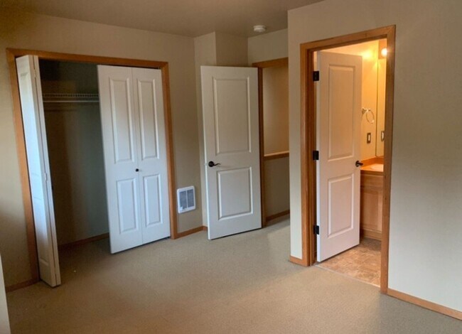 Building Photo - Spacious 2 Bed 2.5 Bath Townhome with Attached Garage in Cle Elum