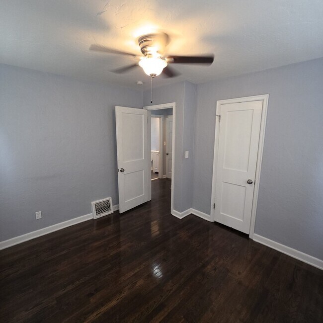 Building Photo - Cozy 3 bedrooms and 1 bath home located on Brooklane St in Raytown, MO.